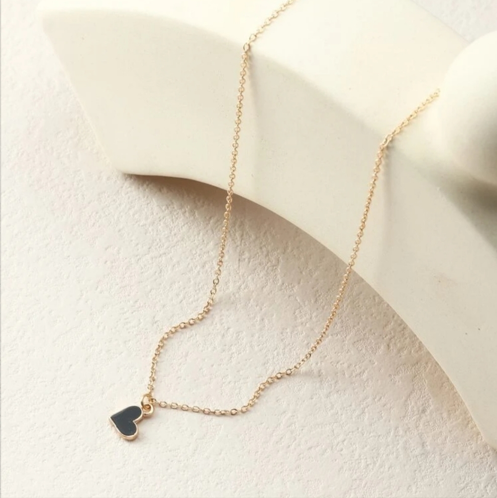 🖤🖤BACK IN STOCK🖤🖤Black Hanging Heart Necklace on a GOLD Necklace 🖤🖤 - Picture 3 of 11
